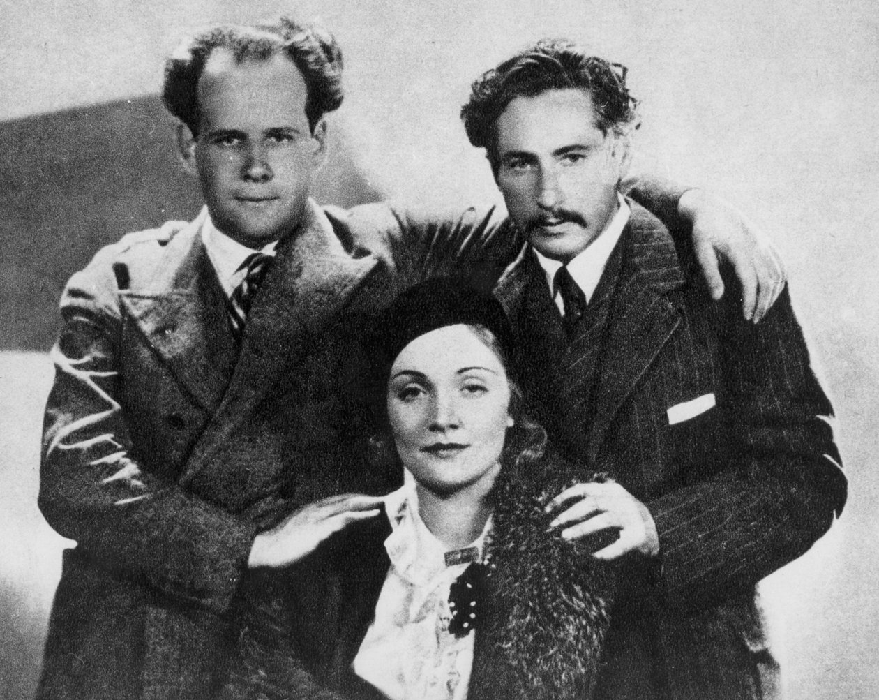 سيرجي آيزنشتاين (1898-1948) مع مارلين ديتريش (1901-92) وجوزيف ستيرنبرغ (1894-1969) في عام 1930 ، من سيرج آيزنشتاين ، Reflexions dun Cineaste ، نُشر في موسكو ، 1958 بواسطة مصور روسي