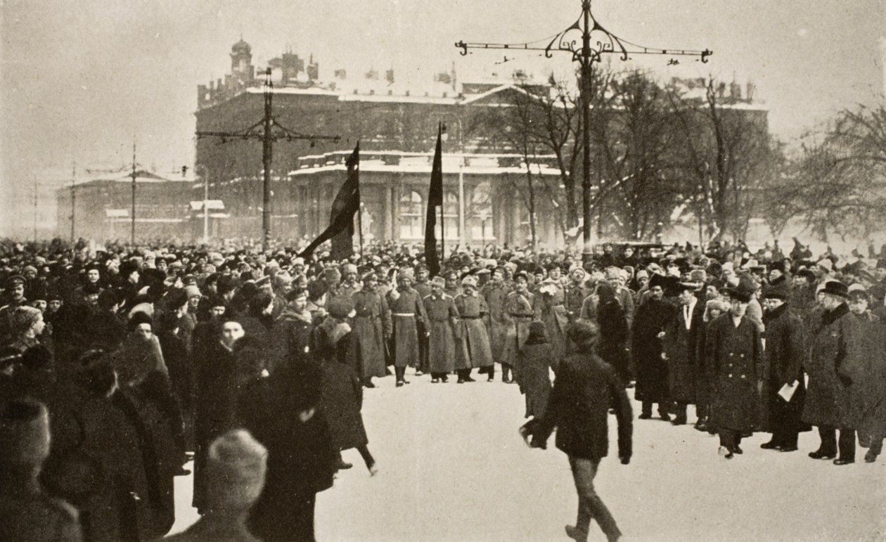 جنود يحملون أعلام حمراء يقودون حشدًا هائلًا في نيفسكي بروسبكت ، مارس 1917 بواسطة مصور روسي
