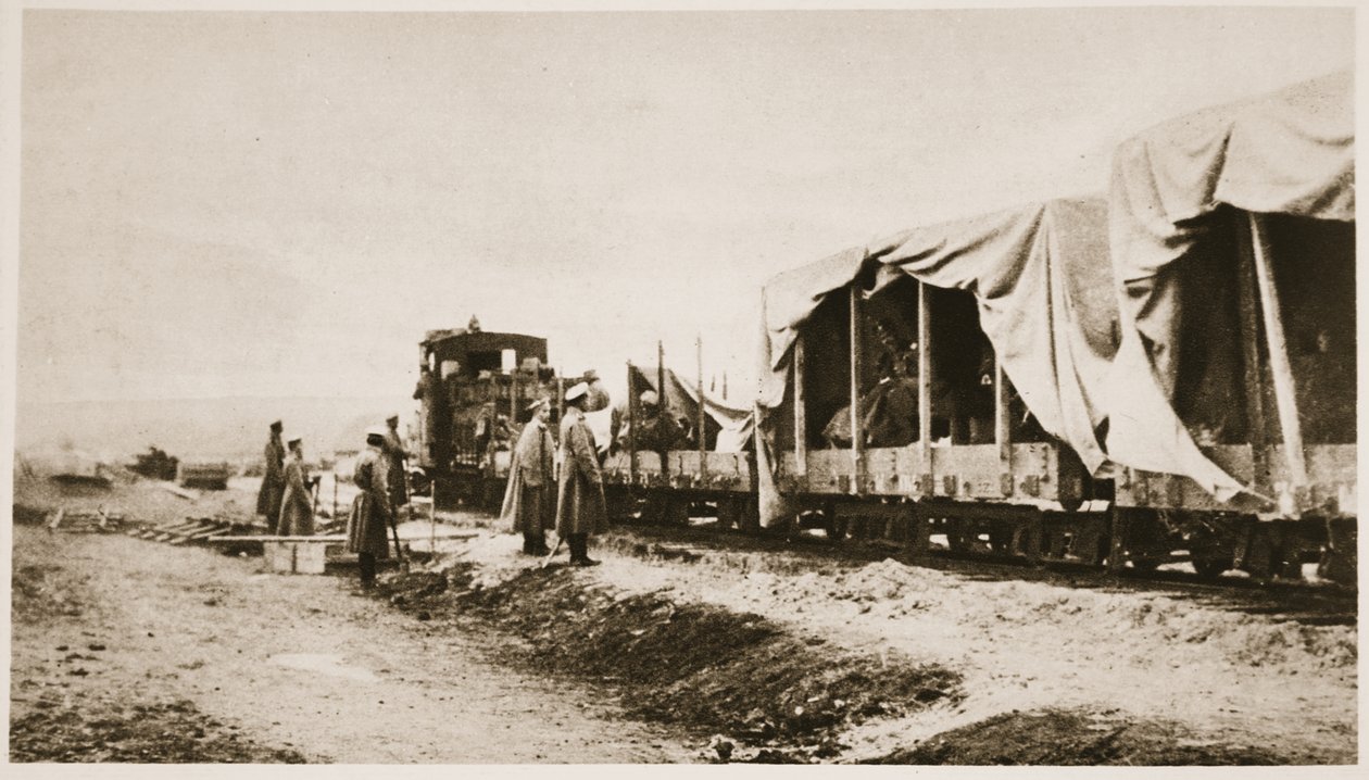 تسهيلات سفر الجيوش الروسية لمراسلي الحرب: رجال الصحف يعملون في أحد قطاراتهم الخاصة ، من The Illustrated War News بواسطة مصور روسي