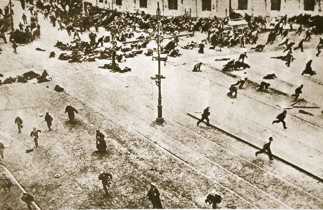 الجماهير تتولى السيطرة القسرية على مصيرها ، 1917 (صورة بني داكن) بواسطة مصور روسي