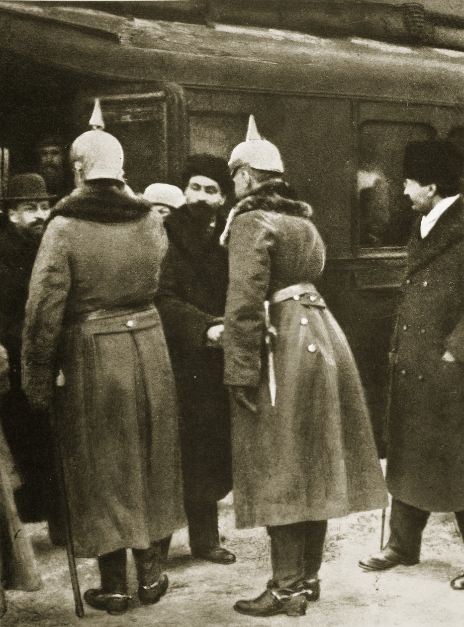 استقبل تروتسكي ومندوبو روسيا من قبل الضباط الألمان في بريست ليتوفسك ، ديسمبر 1917 (صورة بني داكن) بواسطة مصور روسي