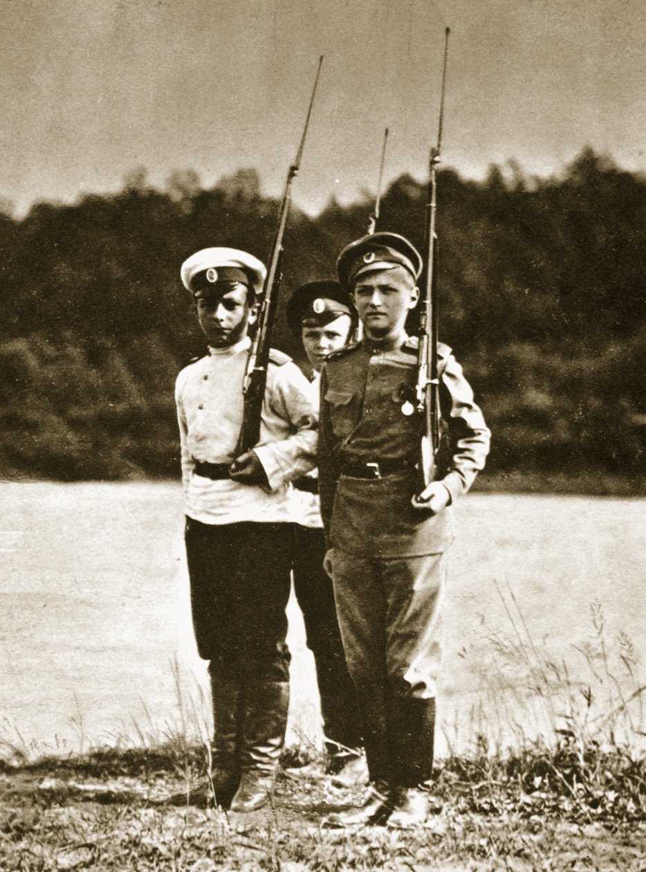 Tsarevich Alexei ، البالغ من العمر 12 عامًا ، عام 1916 (صورة بني داكن) بواسطة مصور روسي