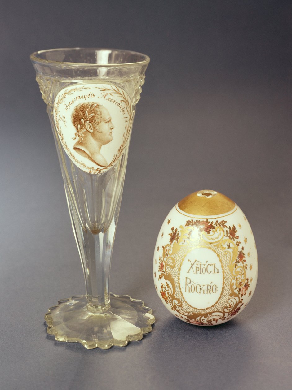زجاج نبيذ مع صورة تحمل لوحة مبهمة لألكسندر الأول (1777-1825) c.1820 ، وبيض عيد الفصح المسيح هو Risen ، c.1840 (زجاج أبيض غير شفاف) بواسطة المدرسة الروسية
