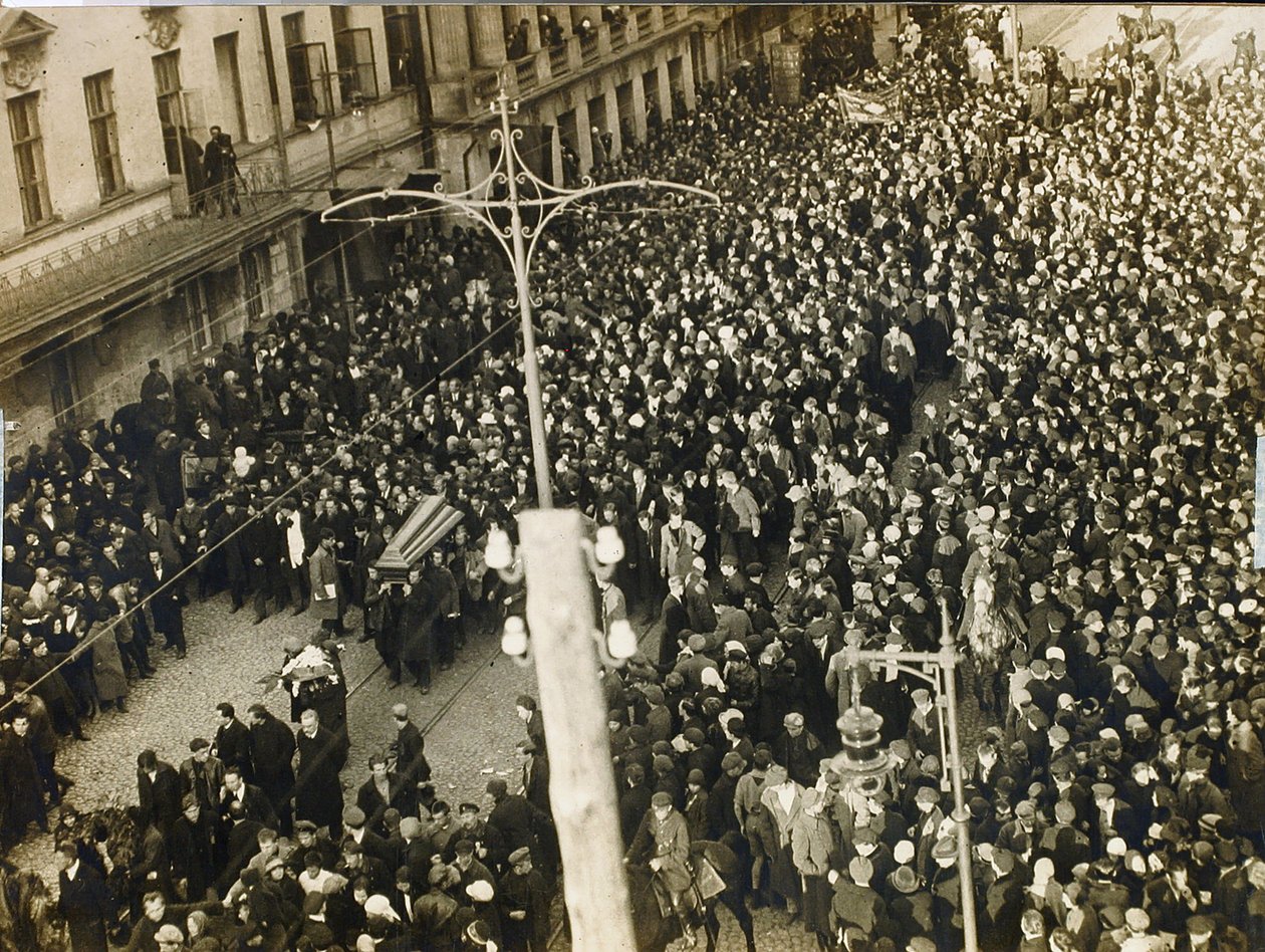 موكب تشييع جنازة الشاعر فاليري ياكوفليفيتش بريوسوف (1873-1924) في موسكو في 12 أكتوبر بواسطة مصور روسي