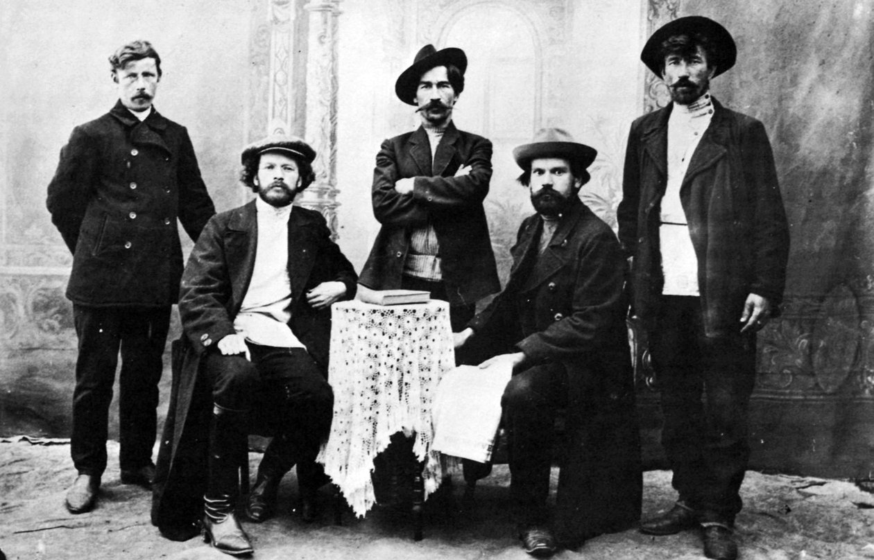 أعضاء الجماعة الإرهابية الروسية ، نارودنايا فوليا ، حوالي 1870-1880 (صورة b / w) بواسطة مصور روسي