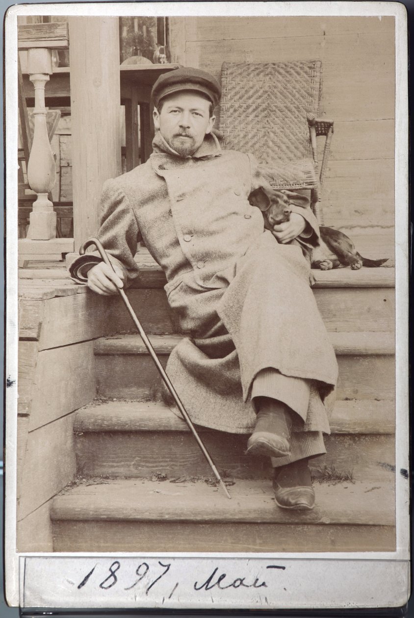 صورة دي أنطون تشيخوف مع كلبها هينا في مايو 1897 في ميليخوفو ، عزبة تشيخوف (صورة الألبومين) بواسطة مصور روسي