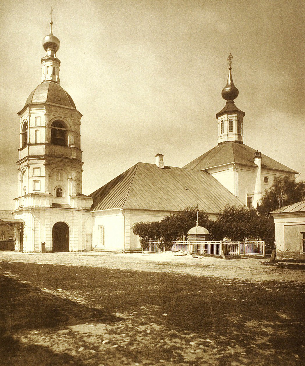كنيسة الثالوث الذي يمنح الحياة (eglise de la Trinite source de vie) في Arbat في موسكو. صور الألبومين بواسطة مصور روسي