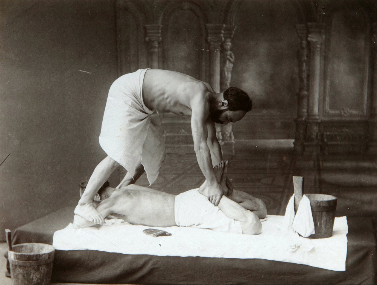 الحمام الشرقي. تدليك. تصوير الألبومين دميتري إيفانوفيتش يرماكوف (1845-1916) بواسطة مصور روسي