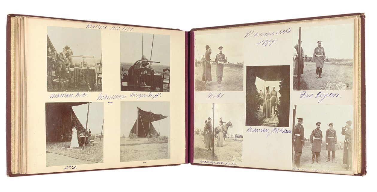 العائلة الإمبراطورية الروسية ، صفحة من ألبوم للصور ، حوالي 1897-99 (صورة بالأبيض والأسود) (انظر أيضًا 487673-80) بواسطة مصور روسي