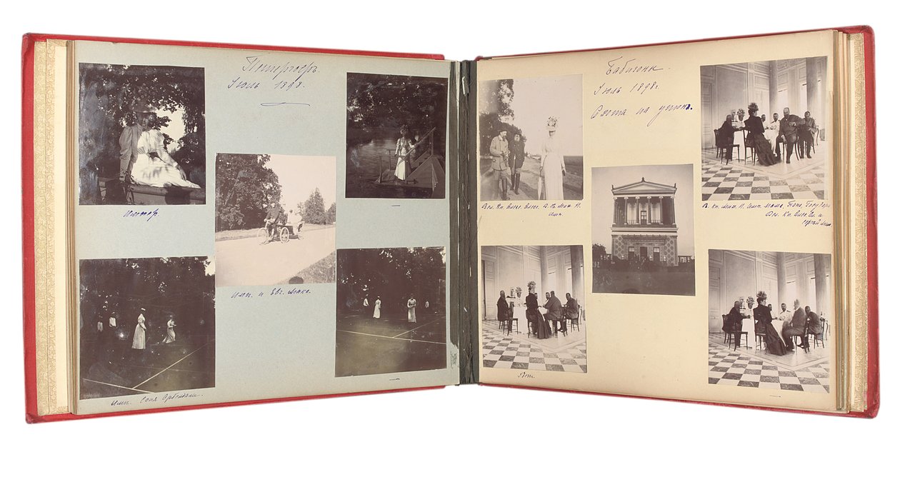 العائلة الإمبراطورية الروسية ، صفحة من ألبوم للصور ، حوالي 1897-99 (صورة بالأبيض والأسود) (انظر أيضًا 487673-80) بواسطة مصور روسي