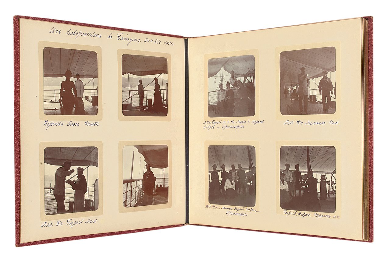 العائلة الإمبراطورية الروسية ، صفحة من ألبوم للصور ، حوالي 1897-99 (صورة بالأبيض والأسود) (انظر أيضًا 487673-80) بواسطة مصور روسي