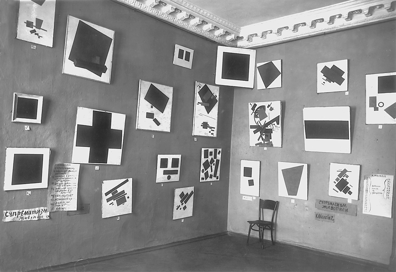 منظر للغرفة مع Malevichs Black Square ولوحات سوبريماتيست أخرى ، معرض المستقبل الأخير للوحات 0.10 ، بتروغراد ، شتاء 1915-1916 بواسطة مصور روسي