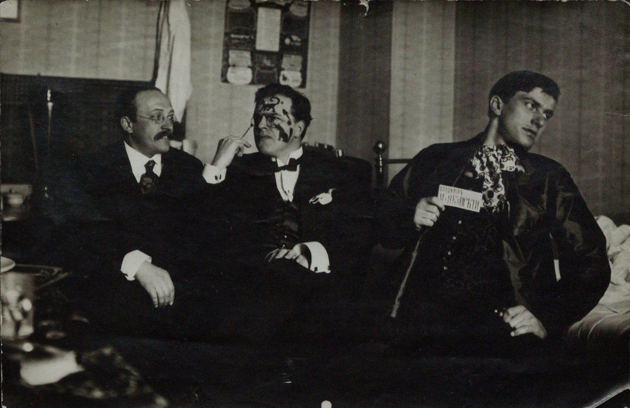 فلاديمير ماياكوفسكي (على اليمين) مع ديفيد بورليوك (في الوسط) وأندريه شمشورين ، 1914 ، موسكو بواسطة مصور روسي