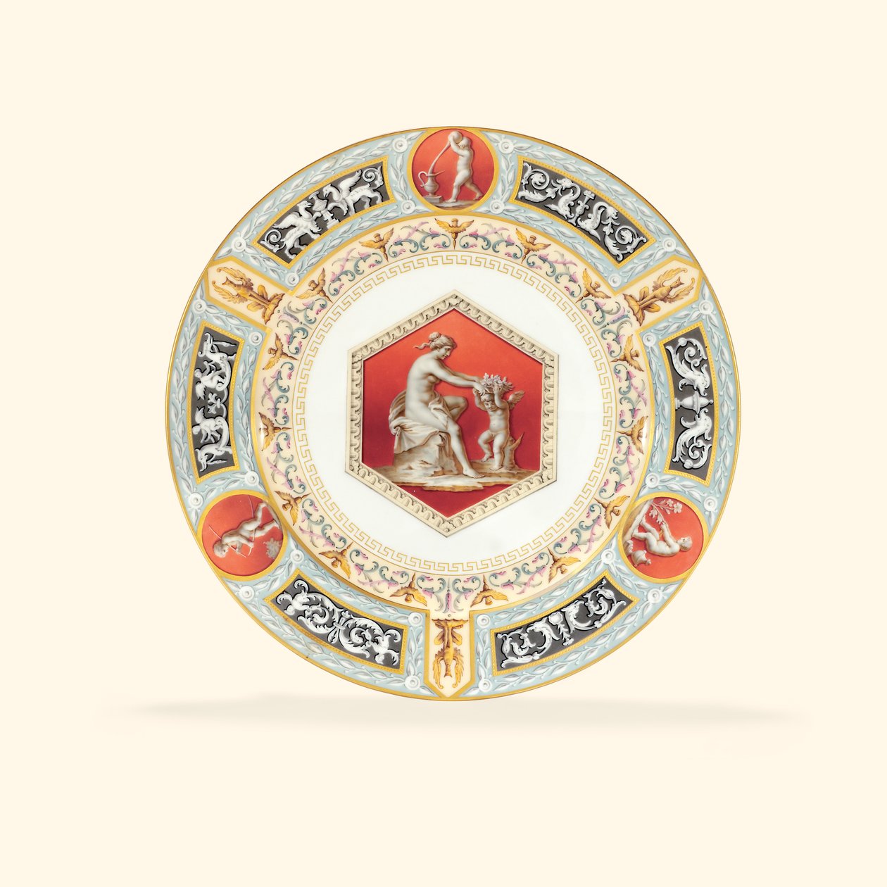 طبق عشاء من البورسلين من خدمة رافائيل ، المركز يصور سيدة كلاسيكية و بوتو ، 1903 بواسطة المدرسة الروسية
