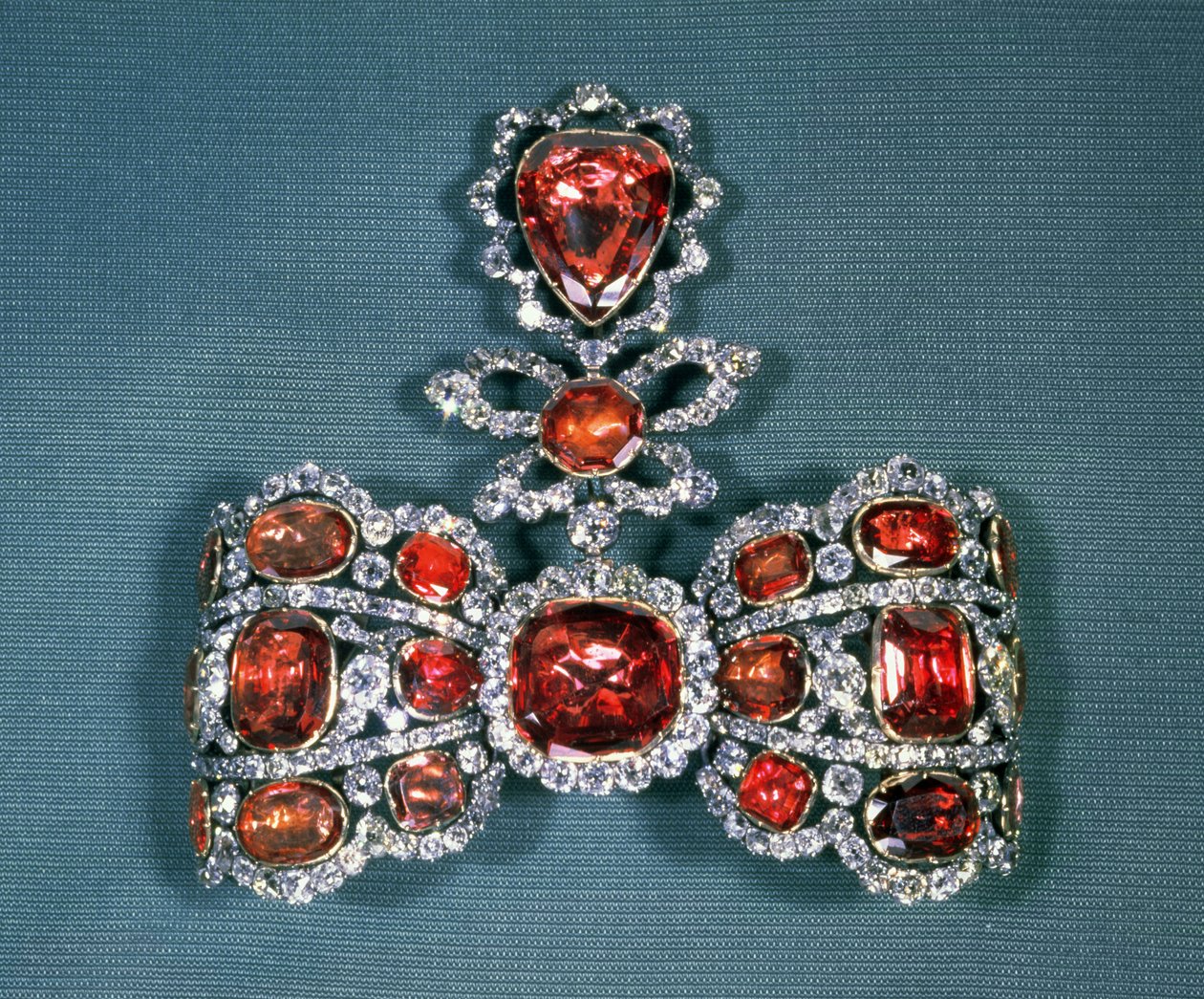 بروش فيونكة مرصع بماسات وقطع إسبنيل رائعة ، ماركة Pfisterer ، 1764 (ذهب ، فضة ، ماس وإسبنيل) بواسطة المدرسة الروسية