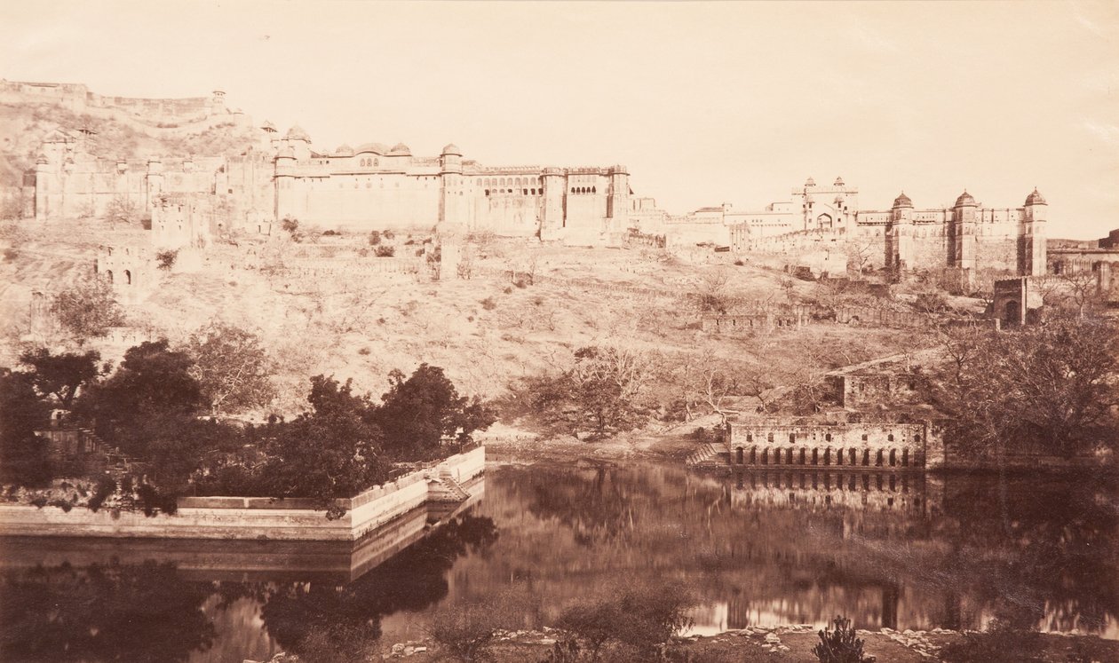 منظر لقلعة العنبر ، 1871 (طبعة زخرفية) بواسطة S. and Shepherd ، C. Bourne