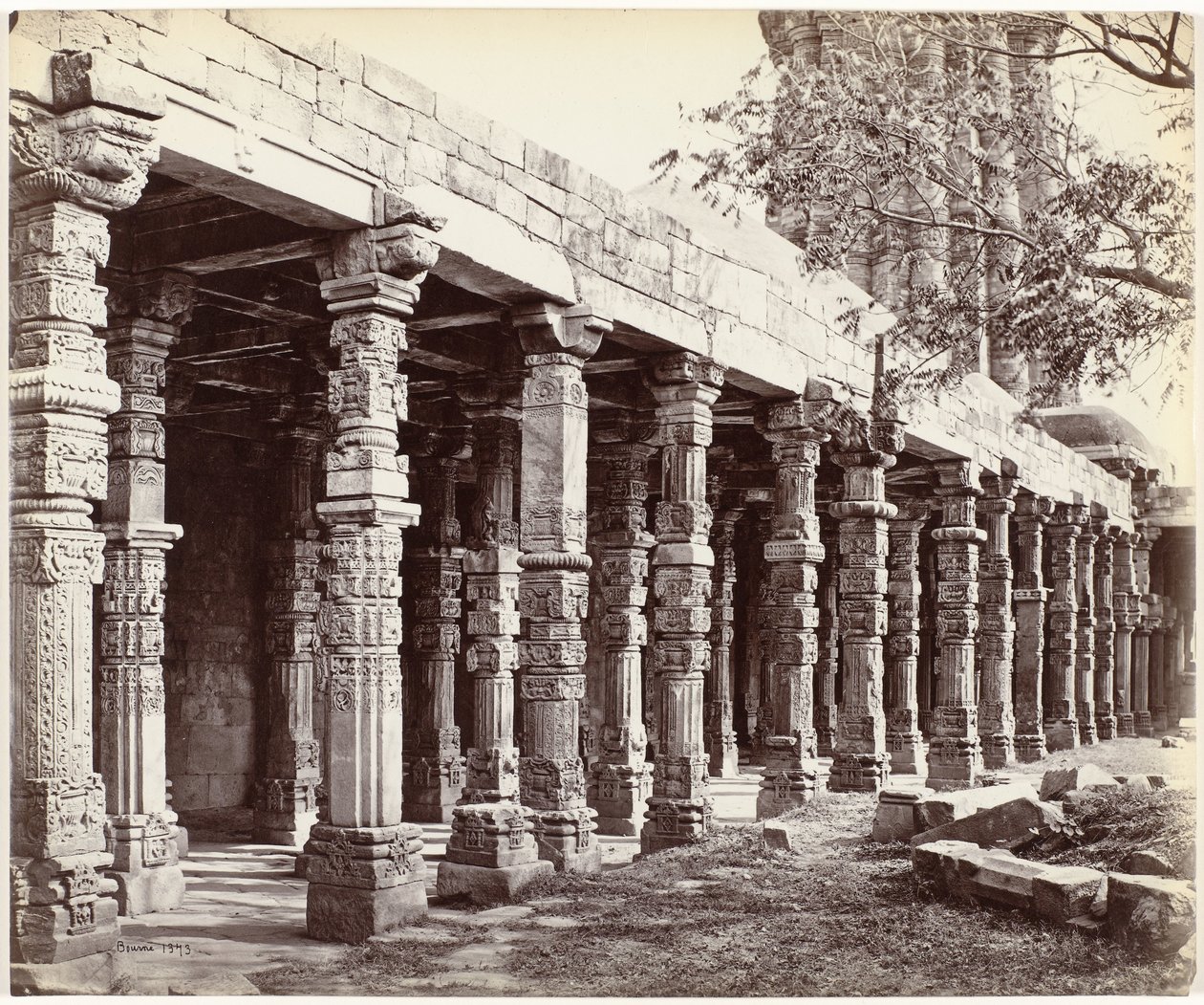 التقى كولونادي بزخرفة aan de base van de Qutb Minar في دلهي أعمدة أعمدة هندو ، في Kútub ، الجانب الشرقي (العنوان الأصلي على الكائن) بواسطة صموئيل بورن (توقيع الفنان)