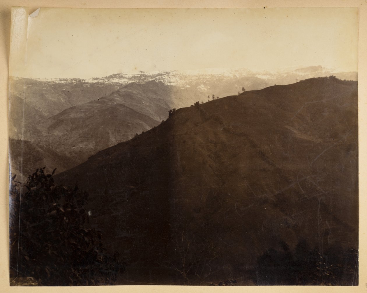 مشهد الجبل في دارجيلنغ ،  من "مناظر دارجيلنغ" ، 1880 (صورة b / w) بواسطة صموئيل بورن