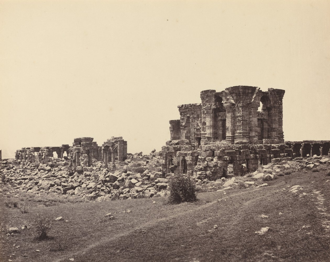 أطلال Martand من الجنوب الشرقي ، ج. 1870. بواسطة صموئيل بورن