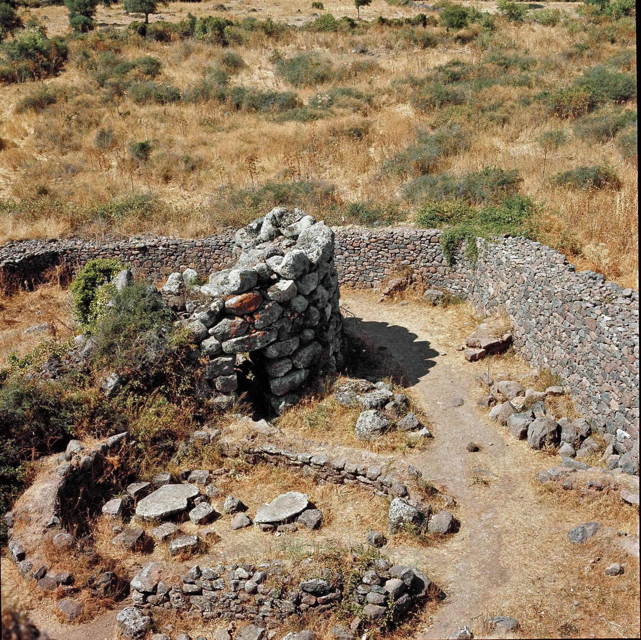 Nuragic culture (nuraghi) Sardinian: ruins of the nuragic city on the megalitic site of Losa: one of the defensive towers. 15th century BC. Abbasanta Sardinia Italy بواسطة حضارة سردينيا نوراجيك