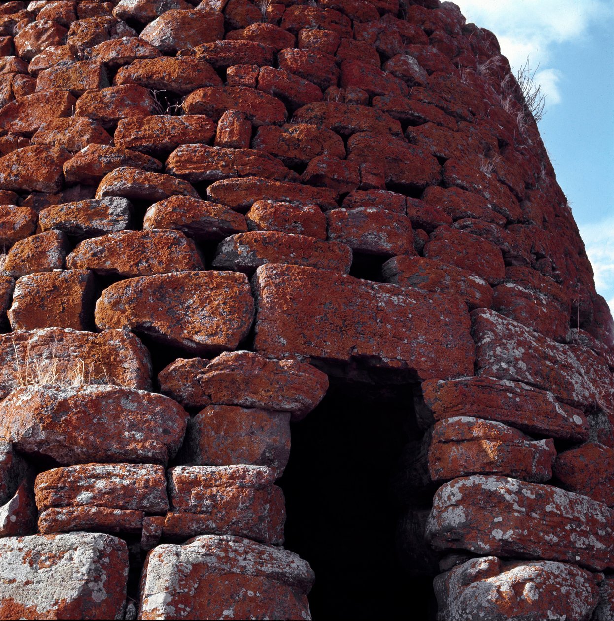 منظر لمدخل Nuraghe Montecodes (أو رموز Monte) في Macomer بواسطة حضارة سردينيا نوراجيك