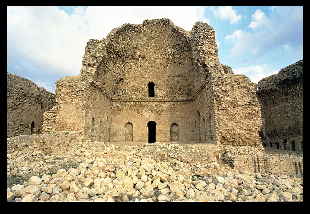 داخل القاعة المقببة ، حوالي 220-30 م بواسطة الساسانية