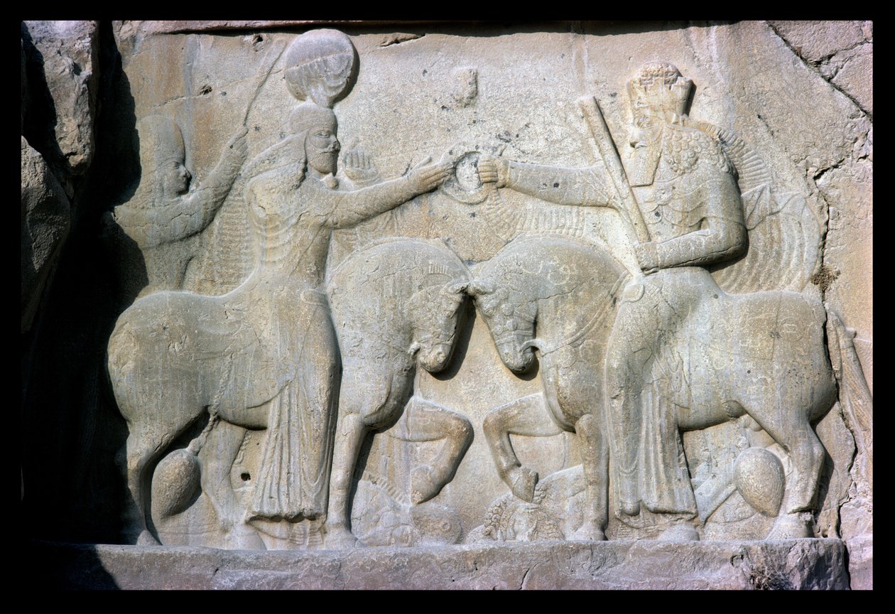 نقش يصور منح الملك أرداشير الأول (حوالي 210-241) مؤسس الإمبراطورية الساسانية في بلاد فارس القديمة (الحجر الجيري) بواسطة الساسانية