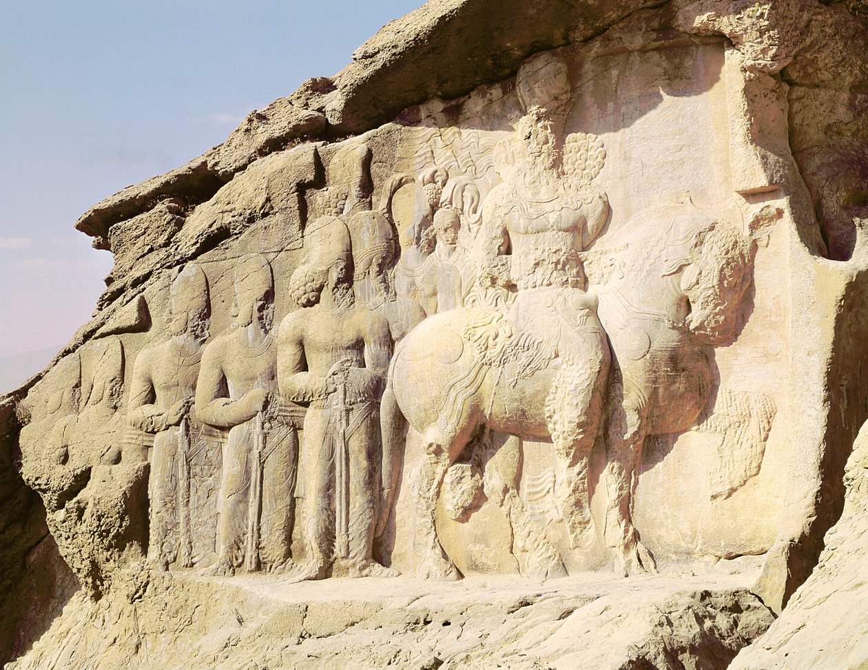 نقش صخري يصور شابور الأول (241-272 م) وعائلته يرتدون شعارات شعائرية على قبعاتهم (صورة) بواسطة الساسانية