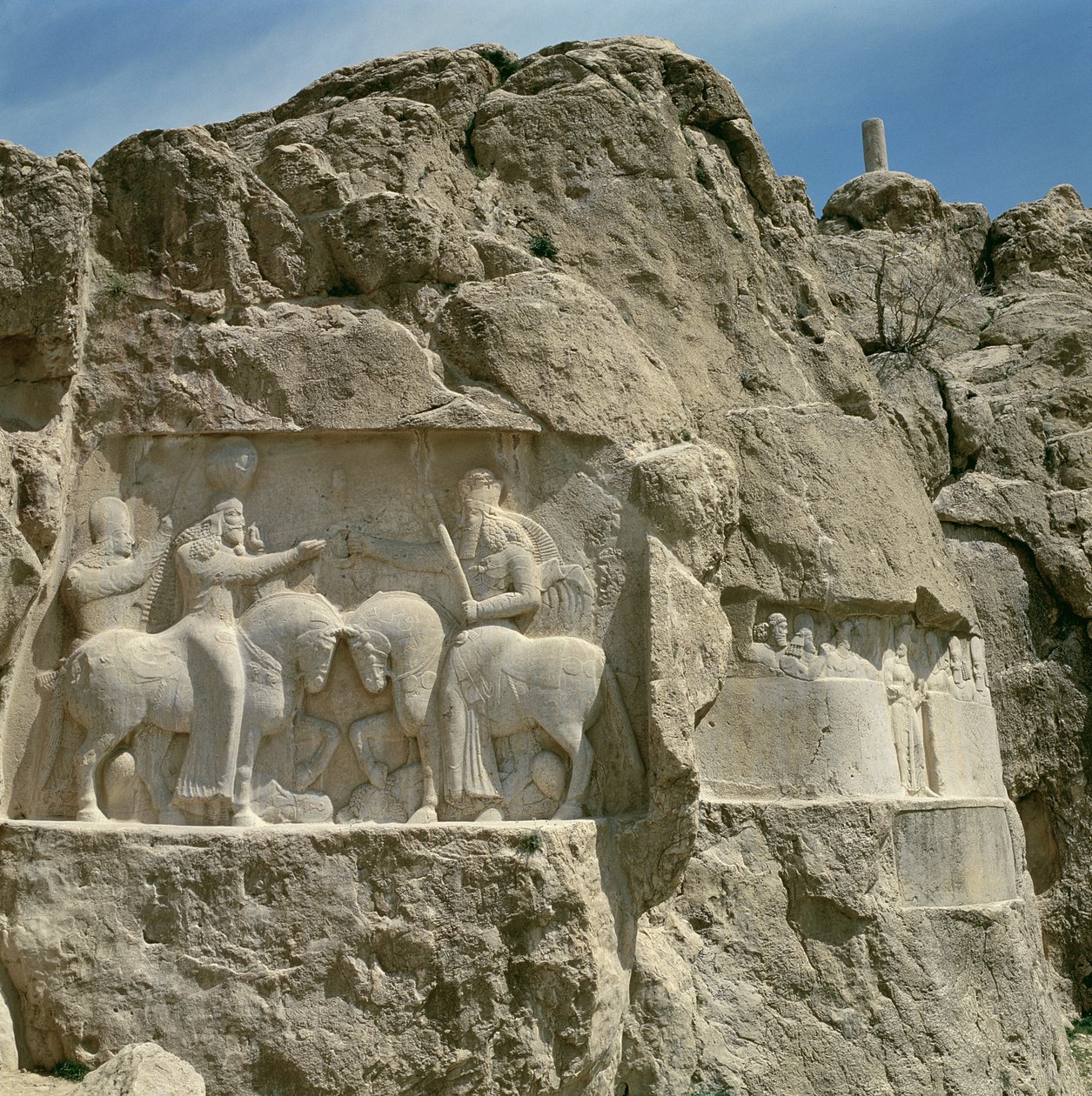 Two bas-reliefs, the left with the investiture of Bahram I (r.273-74) and the right showing Bahram II (r.273-93) with his family, second half of 3rd century (stone) بواسطة الساسانية
