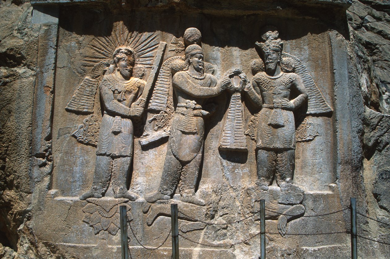 إغاثة خارج الكهوف التي تصور استثمار الملك أرديشير الثاني (379-383) ، من الكهوف الساسانية في طق بستان بواسطة المدرسة الساسانية