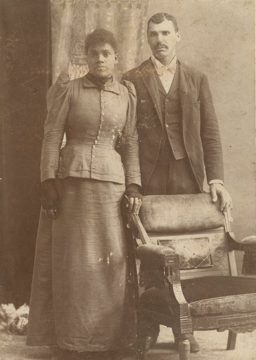 صورة لزوجين من أصل أفريقي يقفان خلف كرسي ، كاليفورنيا. 1890. بواسطة استوديو شميتز