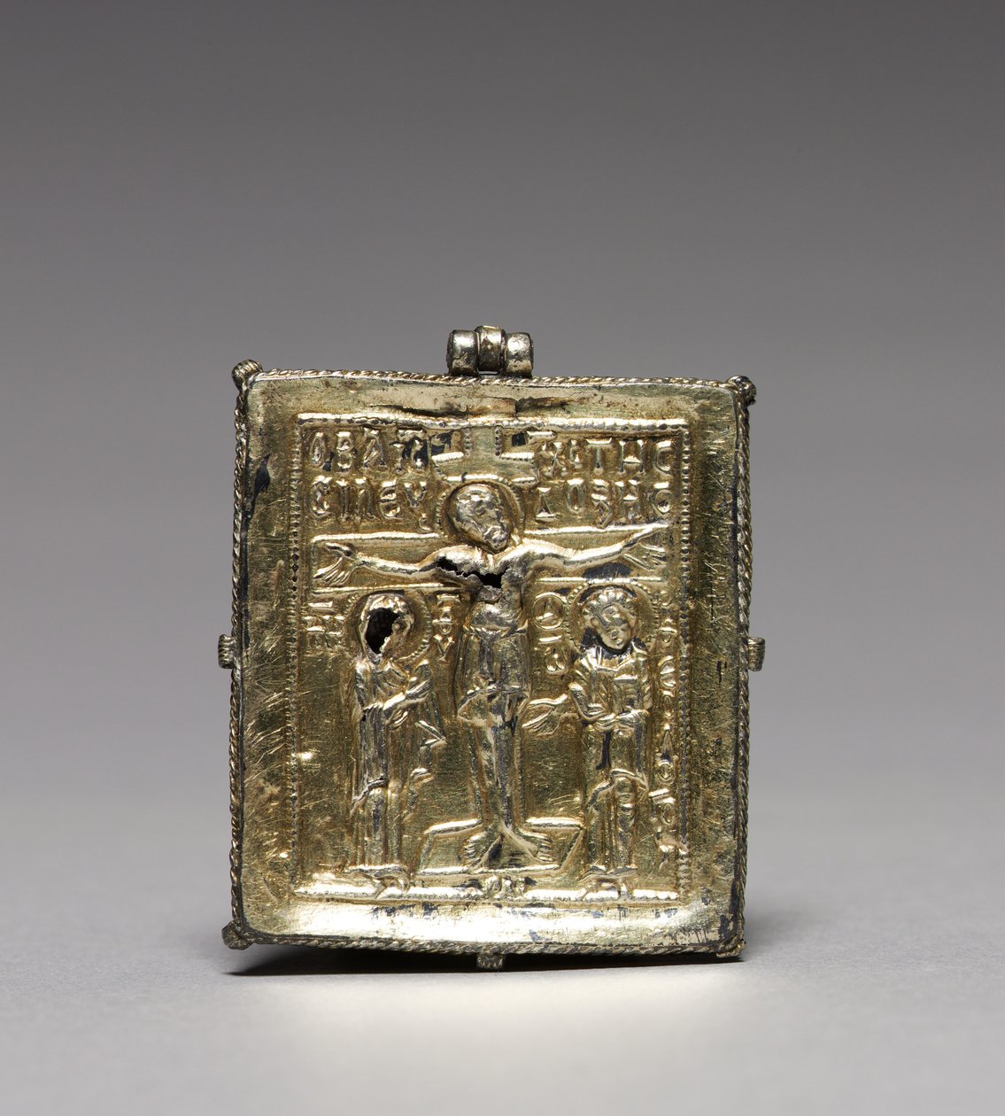 Enkolpion مع الصلب (في الأمام) والقديسين ثيودور وجورج (في الخلف) بواسطة المدرسة البيزنطية
