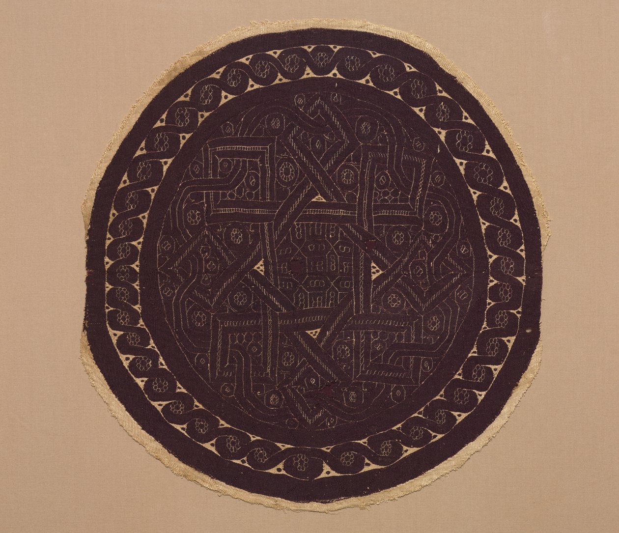 Roundel from a Curtain، 300 s (نسج عادي مع نسيج منسوج ولف لحمة إضافي ، كتان غير مصبوغ وصوف مصبوغ) بواسطة المدرسة البيزنطية