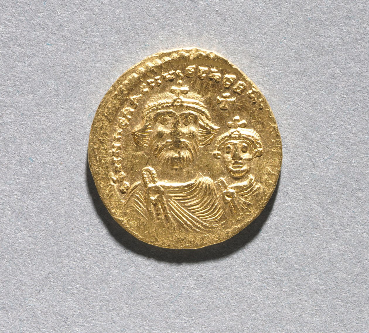 Solidus مع Heraclius وابنه Heraclius Constantine (الوجه) ، حوالي 616-625 (ذهبي) (انظر CVL 499741 للرجوع إلى الخلف) بواسطة المدرسة البيزنطية