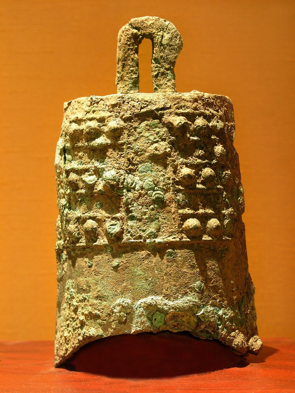 اكتشف الجرس البرونزي (770-476 قبل الميلاد) في شيانغمن. تصوير ، ليونارد دي سيلفا ، متحف سوتشو ، الصين ، 2006. بواسطة المدرسة الصينية