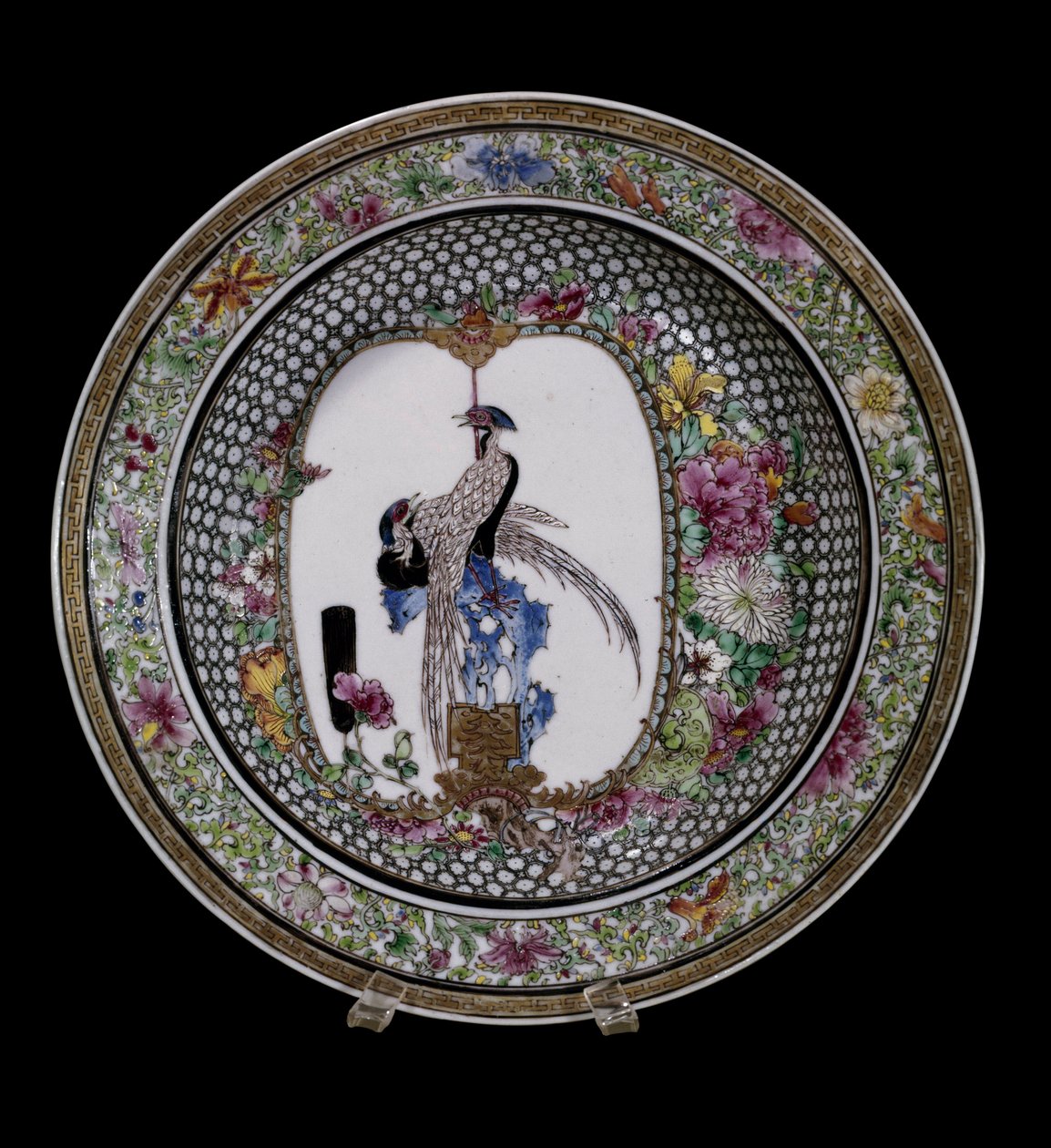 الفن الصيني: طبق خزفي من الأسرة الوردية مزين بالطيور والزهور. تشيان لونغ ريج (1736-1795). باريس ، متحف جيميه ، المتحف الوطني للفنون الآسيويين. بواسطة المدرسة الصينية