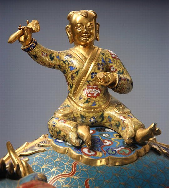 تفاصيل الفارس من زوج من Qilin ، فترة Qianlong (1736-95) (مصوغة بطريقة مينا ومينا من Champleve مع معدن مذهب) (انظر أيضًا 272142) بواسطة المدرسة الصينية