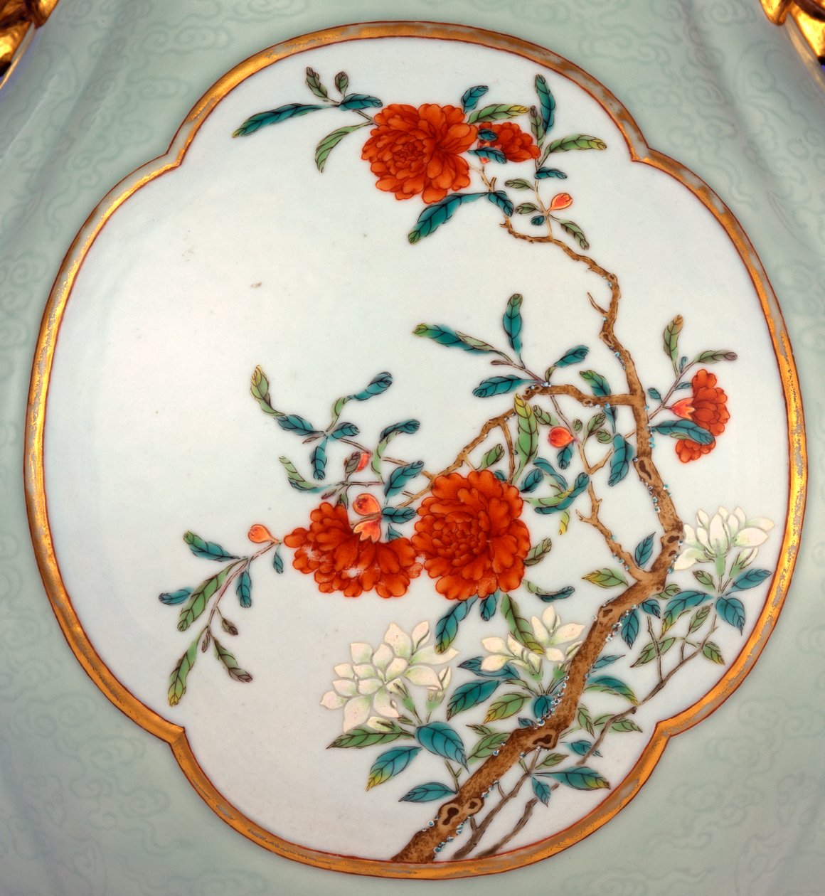 تفاصيل مزهرية جميلة ونادرة جدًا من زهرة السيلادون المطحونة مع مينا مذهب من Prunus و Roses بواسطة المدرسة الصينية