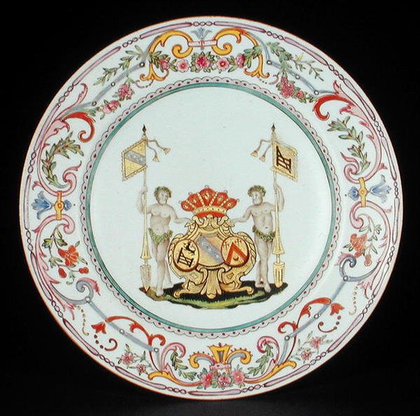 طبق عشاء مزخرف بالمينا الوردية العائلية بأذرع Goos of Ghyseghem ، acollees مع Vecquemans و Goubau ، فترة Yonzheng (1725-35) حوالي 1730 (الخزف) بواسطة المدرسة الصينية