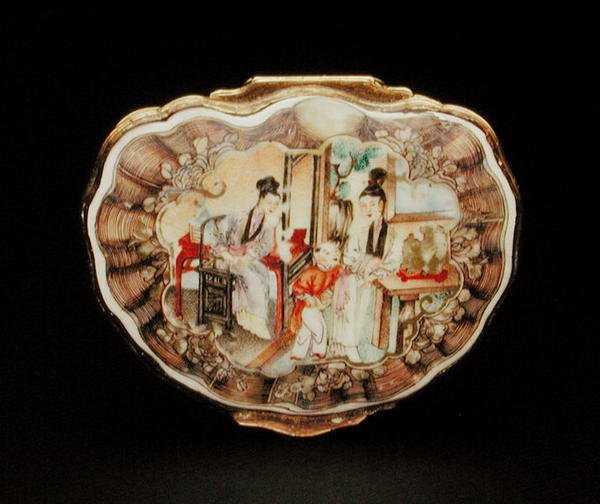 غطاء صندوق السعوط على شكل صدفة ، فترة Qianlong (1736-95) حوالي 1760 (خزف) (انظر أيضًا 210139) بواسطة المدرسة الصينية