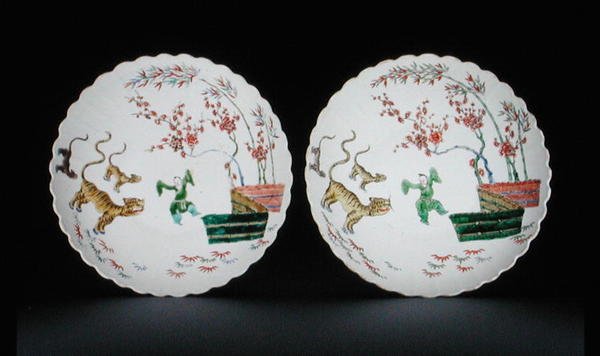 زوج من الأطباق مزين بمينا فرتية عائلية على طراز Kakiemon من فترة Kangxi بواسطة المدرسة الصينية