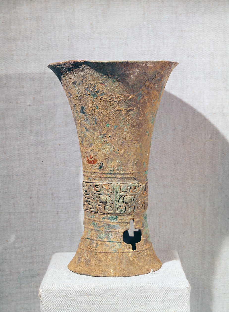 دورق `` كو '' مزين بأقنعة الوحوش ، من Ming-Kung-Lu ، Zhengzhou ، Henan ، Shang Dynasty بواسطة المدرسة الصينية