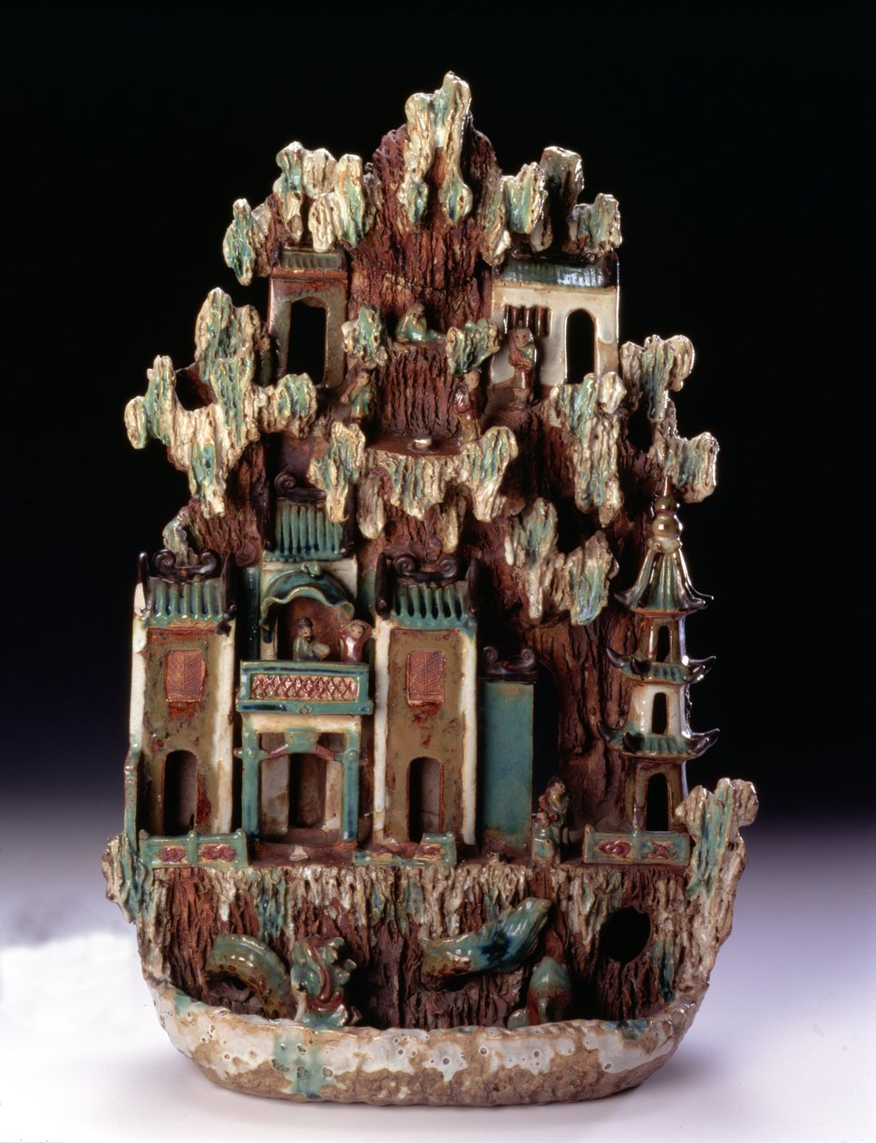 جنة جبل الطاوية على Penglai صنعت في أفران شيوان ، مقاطعة قوانغدونغ ، أسرة تشينغ 1644-1912 ، أواخر القرن التاسع عشر (خزف حجري متعدد الألوان ومذهب) بواسطة المدرسة الصينية