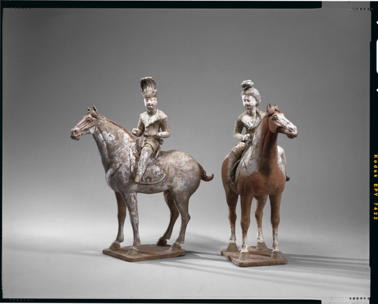 Two Equestrian Figures, Tang Dynasty (earthenware with pigments) بواسطة المدرسة الصينية