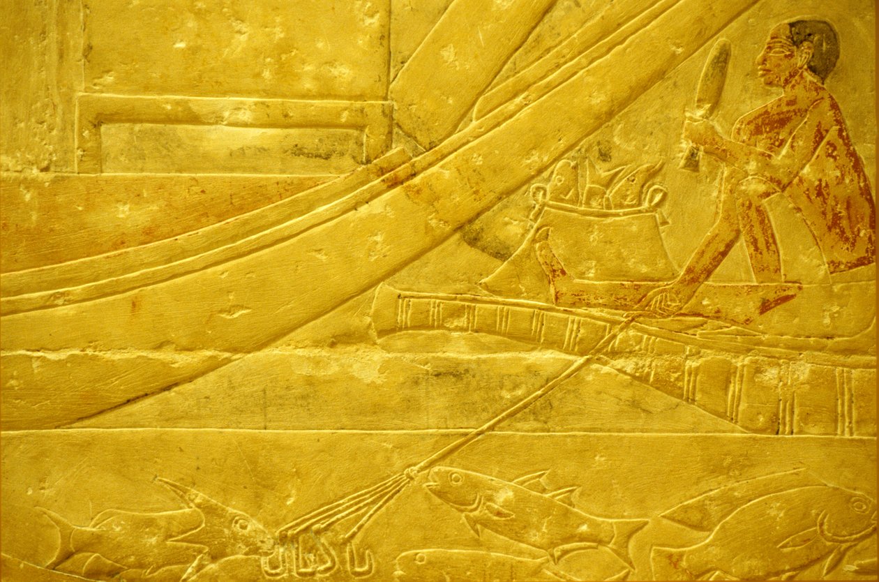 مصر القديمة، نحت/رسم على الحائط، المصطبة/مقبرة إيدوت، سقارة، 2323-2150 ق.م.، صياد يقشر السمك ويحمل رمحًا ذو أربعة شوكات (صورة) بواسطة المدرسة المصرية
