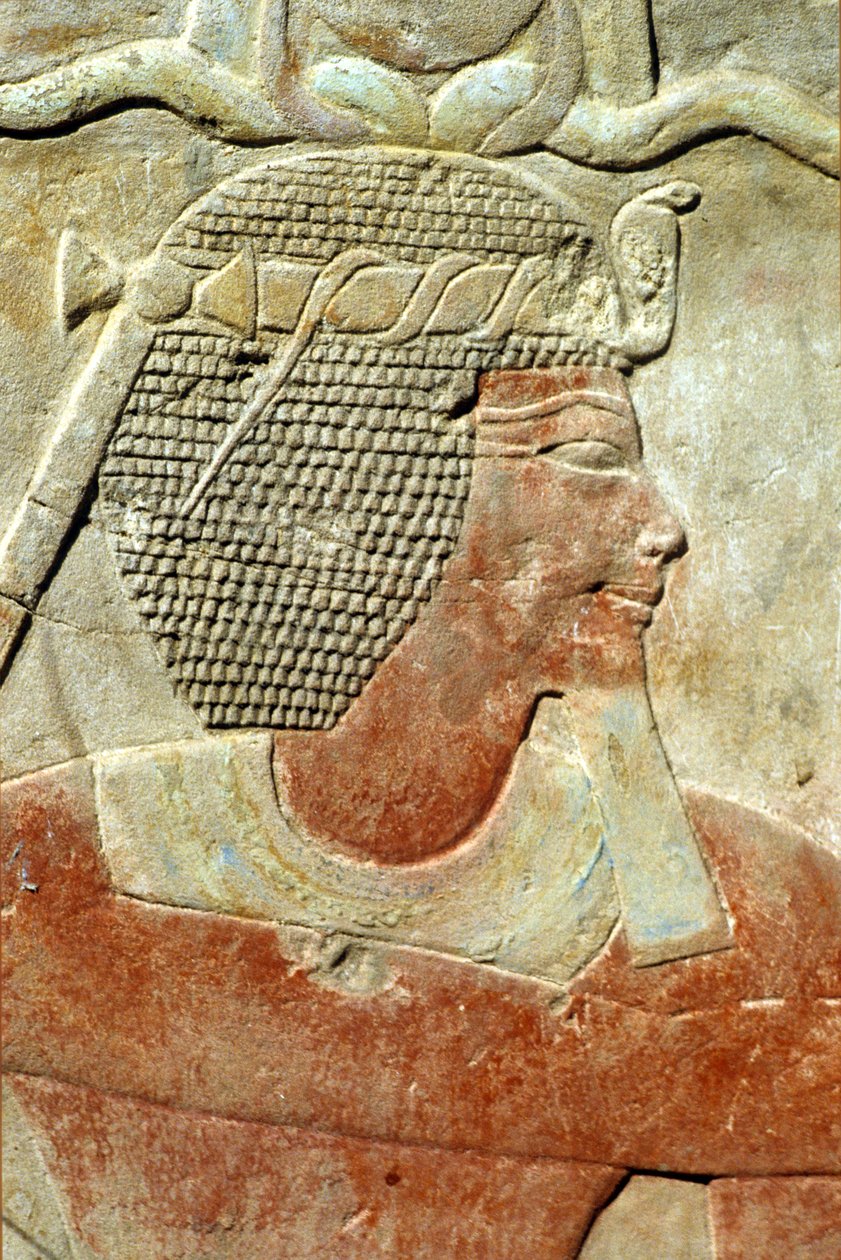 مصر القديمة، رسم على الجدران/نحت، فرعون يرتدي تاج آتف، معبد الكرنك، الأقصر (صورة) بواسطة المدرسة المصرية