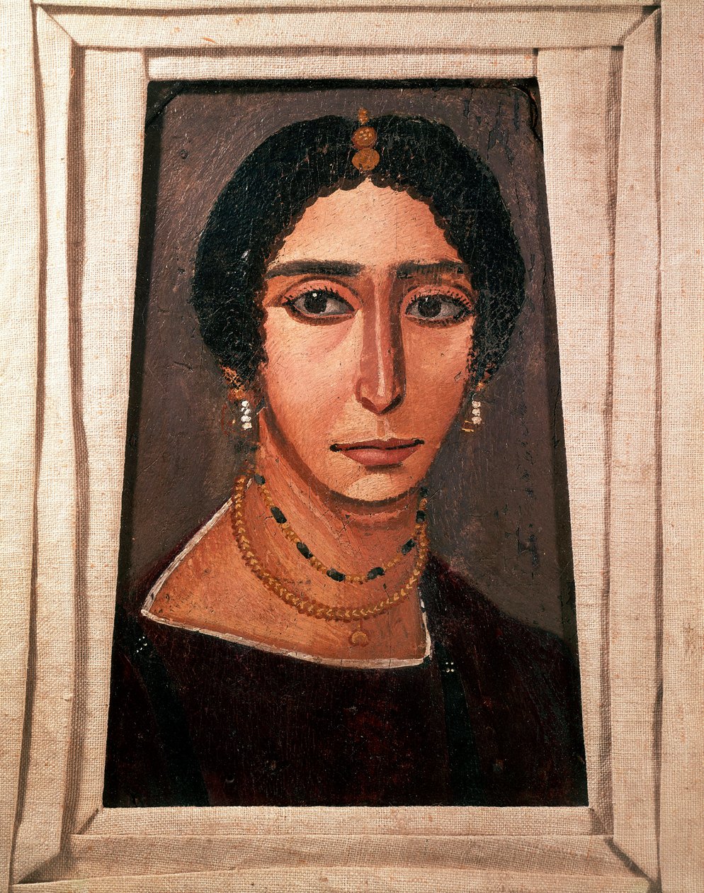 الآثار المصرية: صورة جنائزية لامرأة. الرسم على الخشب. القرن الثاني أو الثالث. من الفيوم (الفيوم) في مصر. باريس. متحف اللوفر بواسطة المدرسة المصرية