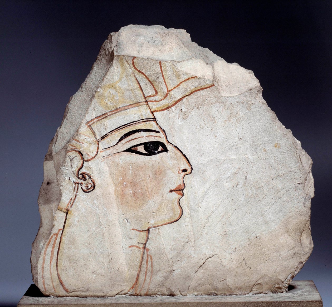 الآثار المصرية القديمة: ostrakon (أو ostracon) (جمع: ostraca أو ostraka) ، قطع فخار من الحجر الجيري مع صورة ملكية. الأسرة التاسعة عشر (1295-1186 قبل الميلاد). باريس ، متحف اللوفر بواسطة المدرسة المصرية