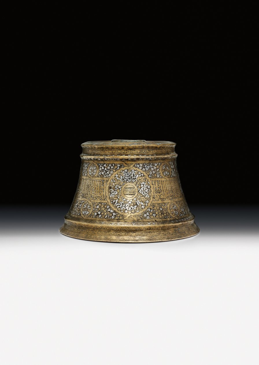 Mamluk candlestick base in the name Sultan Shihab Al-Dunya Wa Al-Din Ahmad bin Al-Malik Al-Nasir Muhammad بواسطة المدرسة المصرية