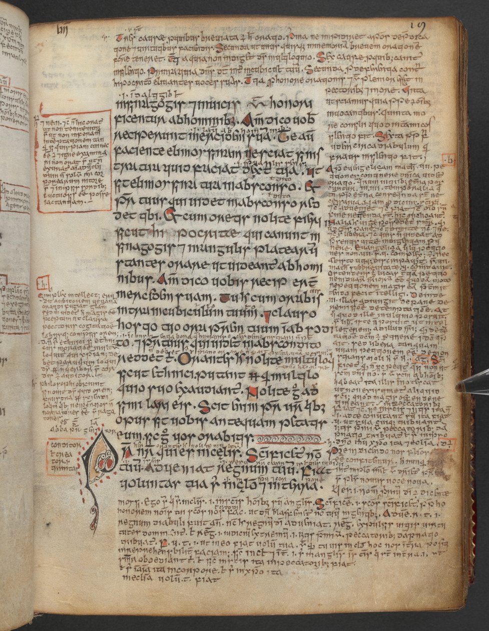 Harley 1802، f.19r ، الحرف الأول المزخرف "P" (ater) برأس حيوان في بداية Pater Noster أو الصلاة الربانية ، من أناجيل Maelbrigte ("أناجيل أرماغ" ؛ "أناجيل ماريلبريد") ، مع اللمعان بواسطة مدرسة الأيرلندية